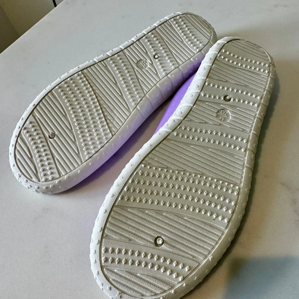 NWOT Cat & Jack Kids Water Shoes, size 2/3